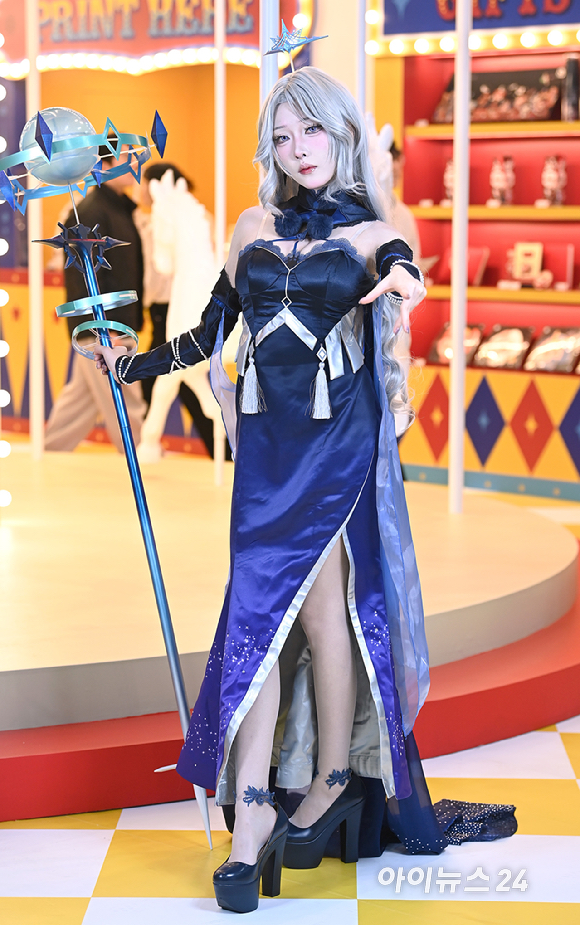 13일 부산 해운대구 벡스코에서 열린 국제게임전시회 '지스타 2025'에서 웹젠 부스에서 모델들이 코스프레를 선보이고 있다. [사진=곽영래 기자]