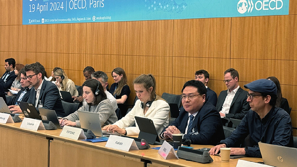  지난 19일 열린 OECD D4SME 회의에서 박윤석 카카오 동반성장 성과리더(오른쪽에서 두 번째)가 발표하고 있다. [사진=카카오]