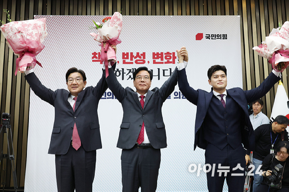 송언석 국민의힘 신임 원내대표가 16일 오후 서울 여의도 국회에서 열린 2025 국민의힘 원내대표 선출 의원총회에서 권성동 전 원내대표, 김용태 비상대책위원장과 손을 들어올리고 있다. [사진=곽영래 기자]