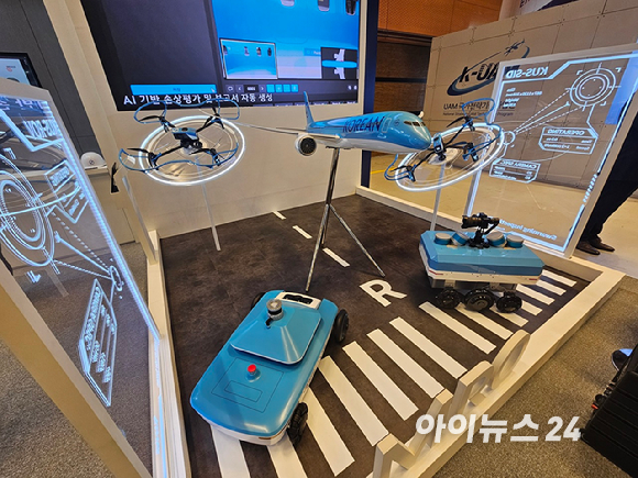 현대차그룹이 24일 서울 강남구 삼성동 코엑스에 마련한 전시장에 아틀라스, 스팟, 모베드가 나란히 전시돼 있다. [사진=설재윤 기자]