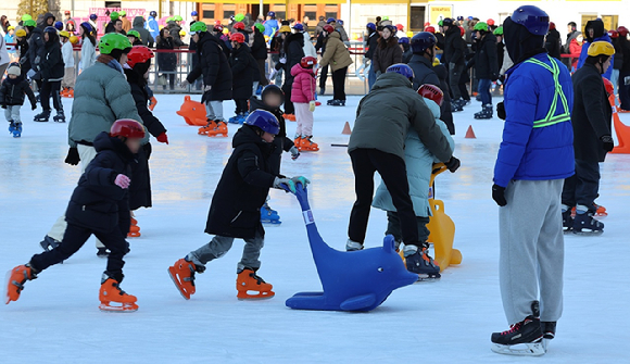 지난 1일 추위가 누그러진 사이 서울시청 앞 스케이트장을 찾은 시민과 외국인 관광객들이 스케이트를 즐기고 있다. [사진=연합뉴스]