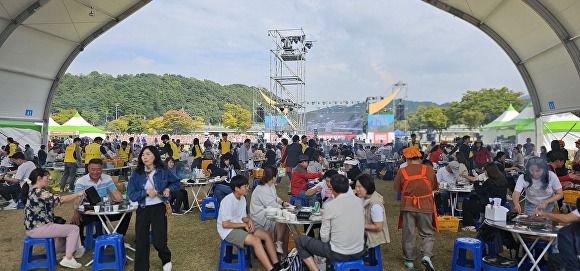  지난 13일 경상남도 합천군 군민체육공원 잔디광장에서 열린 '제2회 합천황토한우축제'에서 관람객들이 한우 고기를 구워 먹고 있다. [사진=경상남도 합천군] 