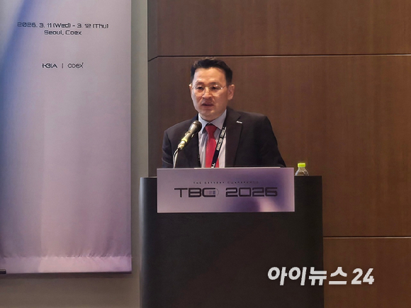 이성준 에코프로 머티리얼즈 경영전략 담당장이 11일 서울 코엑스에서 열린 '인터배터리-더 배터리 콘퍼런스'에서 발표를 하고 있다. [사진=최란 기자]