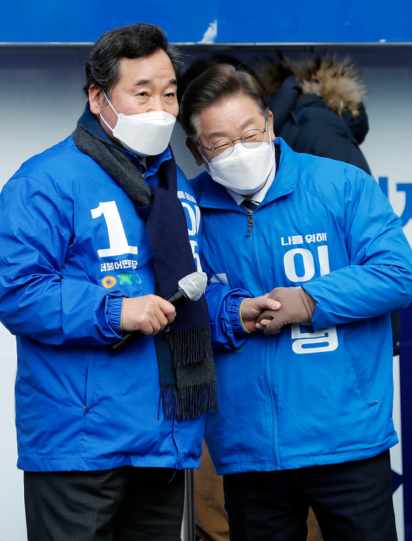 이재명 더불어민주당 대선 후보가 18일 전남 순천 연향패션거리에서 열린 유세에서 이낙연 총괄선대위원장과 인사하고 있다. [사진=뉴시스]