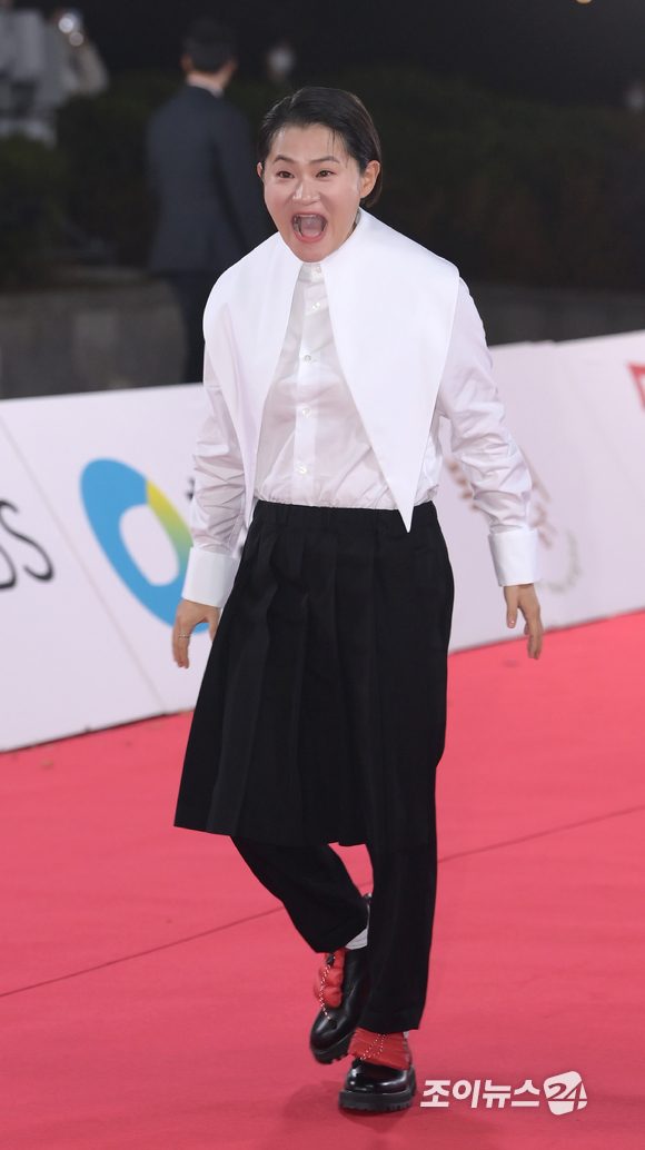 배우로 변신한 희극인 김신영이 25일 오후 서울 영등포구 여의도동 KBS홀에서 열린 제43회 청룡영화상 시상식 레드카펫에 참석해 포즈를 취하고 있다. [사진=정소희 기자]