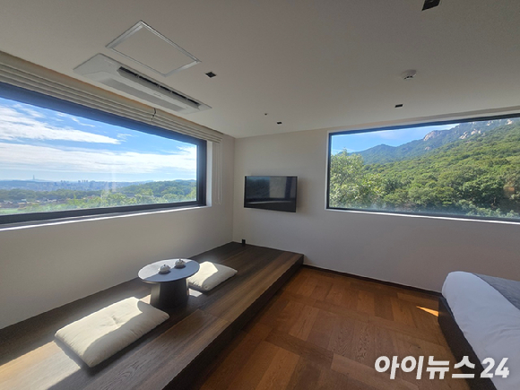안토 비회원 캐빈 객실에서 바라본 북한산 전경. [사진=박은경 기자]