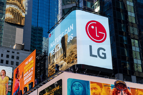 LG전자가 'LG 희망스크린' 활동의 일환으로, 미국 뉴욕 타임스스퀘어와 영국 런던 피카딜리광장 전광판에서 유엔환경계획(UNEP)이 제작한 '세계 환경의 날' 캠페인 영상을 상영하고 있다. [사진=LG전자]
