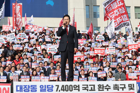 국민의힘 장동혁 대표가 12일 서울 여의도 국회 본청 앞에서 열린 "대장동 일당 7400억 국고 환수 촉구 및 검찰 항소 포기 외압 규탄대회"에서 발언하고 있다. [사진=연합뉴스]