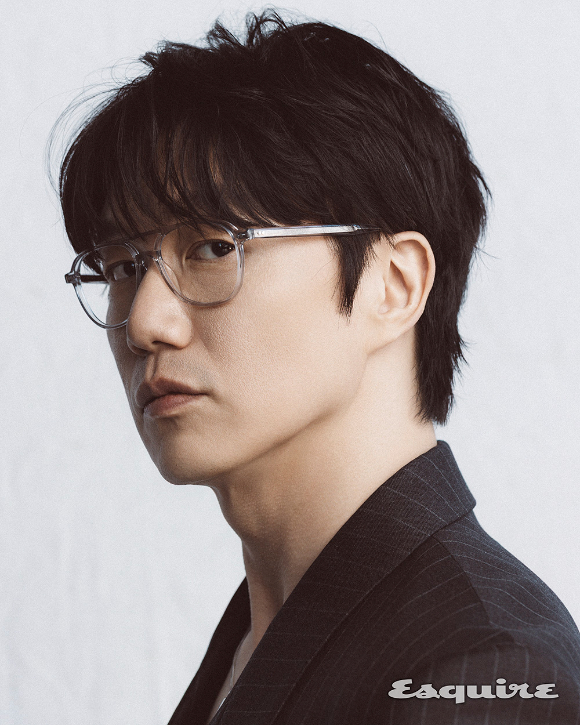 가수 성시경이 6년만에 화보 촬영에 나섰다. [사진=에스콰이어]