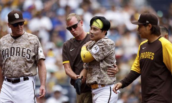 MLB 샌디에이고에서 뛰고 있는 김하성(가운데)이 31일(한국시간) 열린 텍사스와 홈 경기 3회말 공격 도중 태그업 플레이를 시도하며 홈으로 쇄도하는 과정에서 오른쪽 어깨를 다쳤다. [사진=뉴시스]