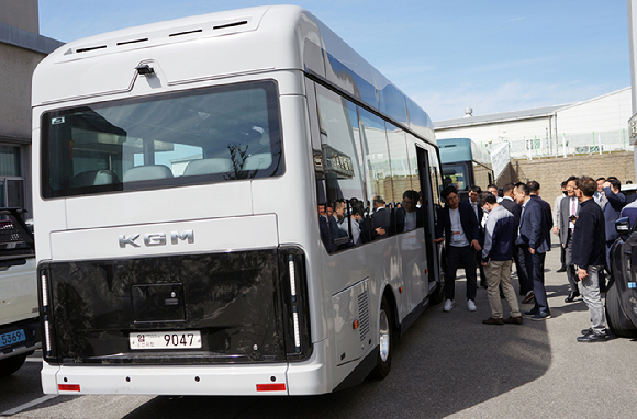 KGM 대리점 대표들이 지난 16일 대전 KGM 기술교육원에서 열린 'KGM 전국 대리점 대표 간담회'에서 KGMC의 7m 저상 전기버스 'E-STANA'에 대한 제품 교육을 받고 있다. [사진=KG모빌리티]