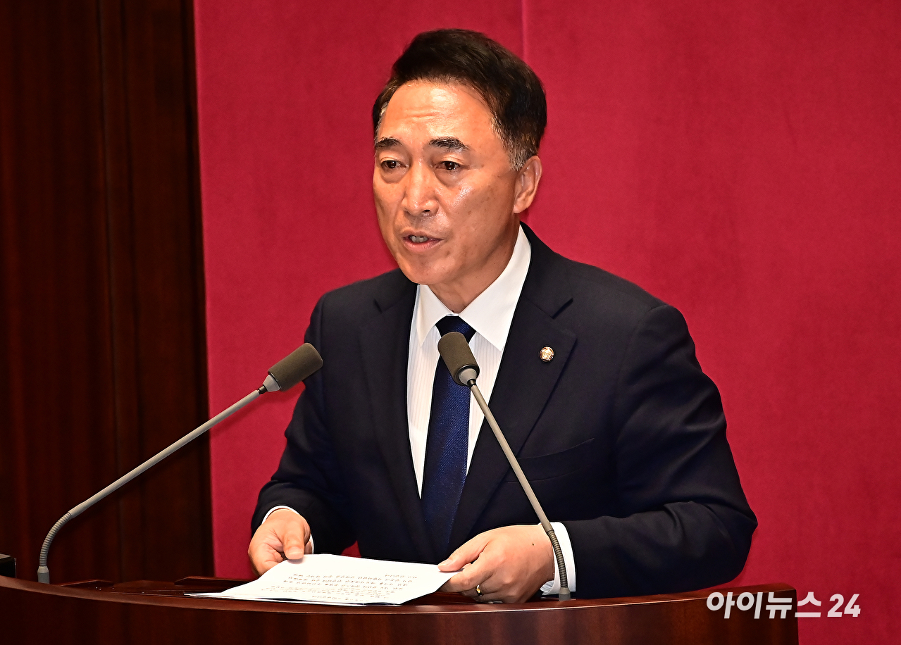 박수현 더불어민주당 의원이 지난해 7월 25일 오후 서울 여의도 국회에서 열린 본회의에서 '일본 정부의 사도 광산 세계유산 등재 추진 철회 및 일본 근대산업시설 유네스코 권고 이행 촉구 결의안' 심사보고를 하고 있다. [사진=곽영래 기자]