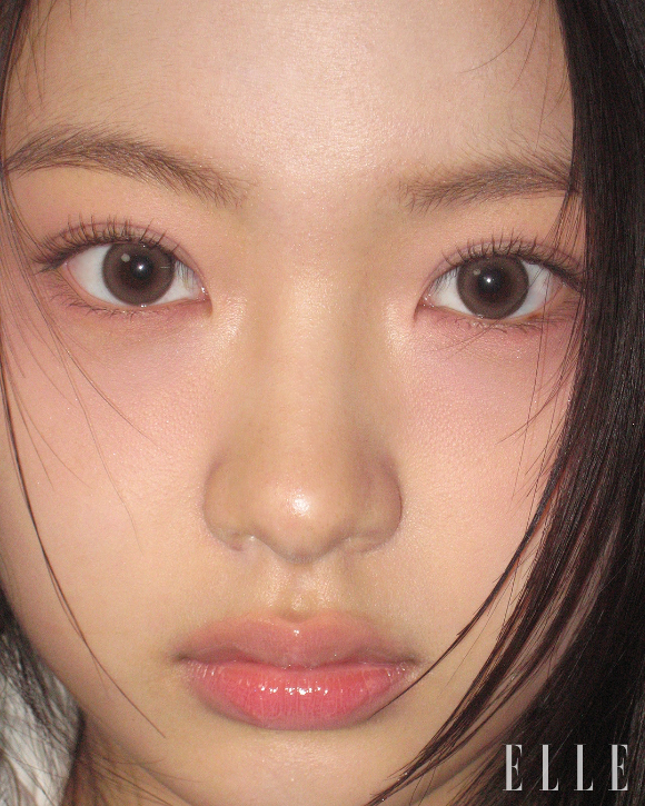 키키(KiiiKiii)가 데뷔 전 화보 촬영을 진행했다. [사진=엘르코리아]