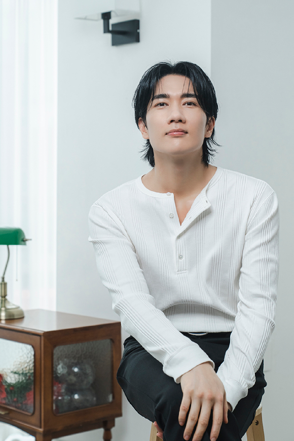 배우 엄태구가 영화 '와일드 씽' 인터뷰에 앞서 포즈를 취하고 있다. [사진=롯데엔터테인먼트]