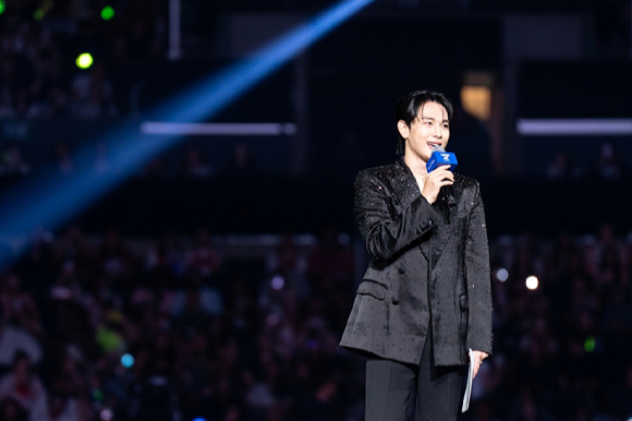 배우 임시완이 지난 1일(현지시간)부터 3일까지 미국 로스앤젤레스 크립토닷컴 아레나에서 열린 K-팝 팬&아티스트 페스티벌 '케이콘 엘에이 2025(KCON LA 2025)' 무대에서 진행을 하고 있다. [사진=CJ ENM]