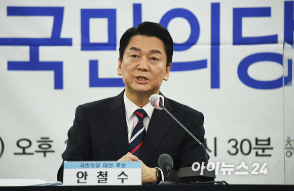 안철수 국민의당 대선후보가 11일 프레스센터에서 열린 한국기자협회 초청토론회에서 패널들의 질문에 답변 하고 있다. [사진=국회사진취재단]