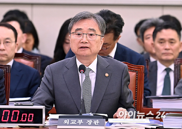 조현 외교부 장관이 27일 국회 외교통일위원회에서 열린 외교부, 통일부 등에 대한 종합감사에서 질의에 답변하고 있다. [사진=곽영래 기자]
