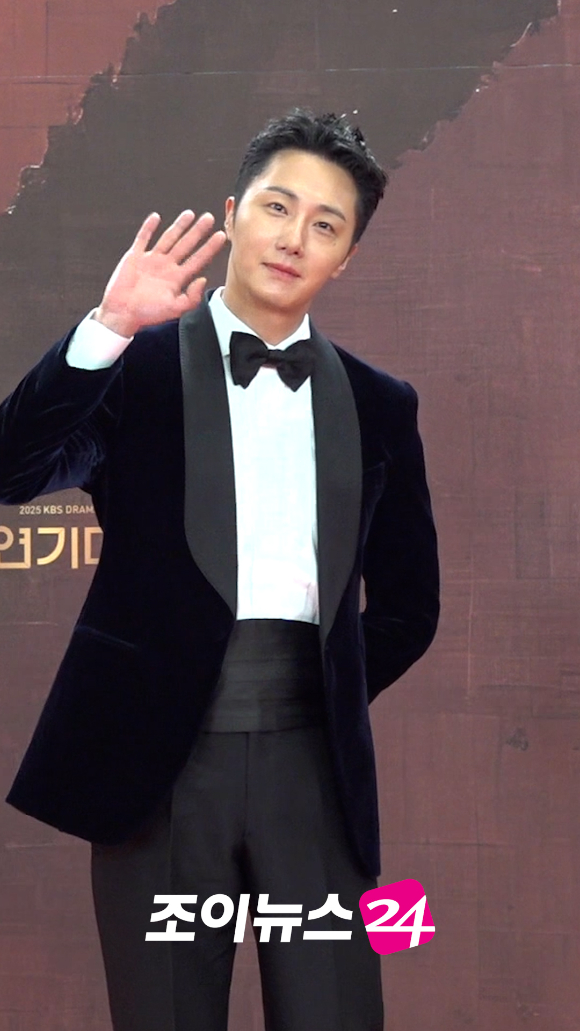 배우 정일우가 31일 오후 서울 여의도 KBS에서 열린 '2025 KBS 연기대상' 레드카펫 포토월 행사에서 포즈를 취하고 있다. [사진=문수지 기자]