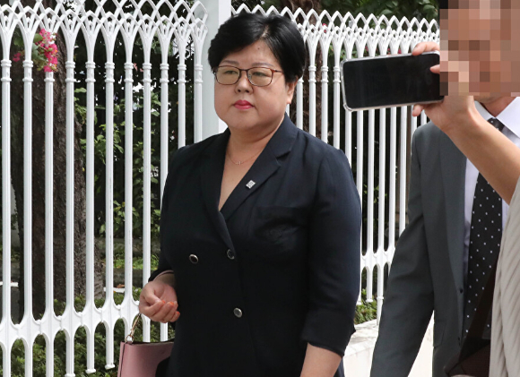 이태원 참사 유가족과 화물연대 조합원을 비하하는 글을 올린 혐의(모욕)로 기소된 김미나 창원시의원이 31일 오전 경남 창원시 마산합포구 창원지법 마산지원에서 열린 공판을 마치고 걸어가고 있다. 2023.8.31 [사진=연합뉴스]