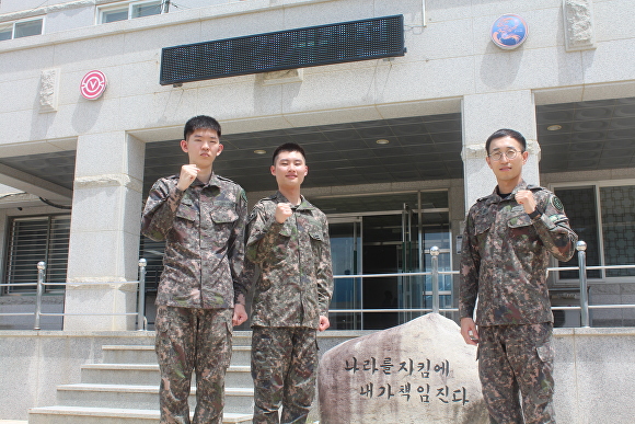 지난 20일 50사단 해룡여단 소속 장연성 하사, 임우석 일병, 차상훈 상사(왼쪽부터)가 해안 감시 중 물에 빠진 시민 구조에 기여했다. [사진=50사단 해룡여단]