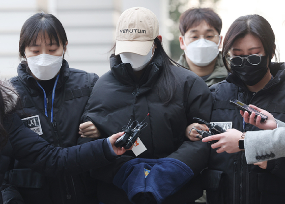 서울 강북구 수유동 모텔에서 남성 2명을 숨지게 한 혐의를 받는 20대 여성 A씨가 지난 12일 서울북부지법에서 영장실질심사를 받기 위해 출석하고 있다. [사진=연합뉴스]