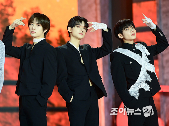 그룹 투모로우바이투게더(TXT) 범규-연준-태현이 1일 오후 여섯 번째 미니앨범 '미니소드 3 : 투모로우(minisode 3: TOMORROW)' 발매 기념 쇼케이스에 참석하고 있다. [사진=정소희 기자]