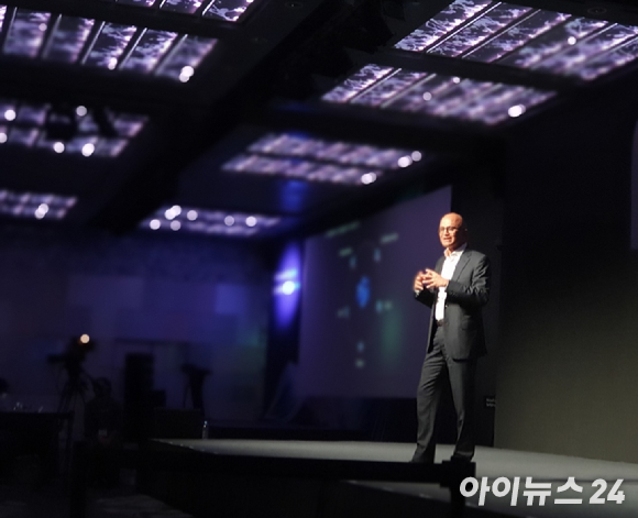 사티아 나델라 마이크로소프트 CEO가 15일 서울 코엑스 인터컨티넨탈 호텔에서 열린 '마이크로소프트 이그나이트 스포트라이트 온 코리아(Microsoft Ignite Spotlight on Korea)'에서 기조연설을 발표하고 있다. [사진=박진영 기자]