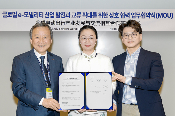 김대환 세계e-모빌리티협의회 회장(왼쪽부터) 차오 멍찬 중국자동차기자협회 부비서장, 류종은 한국자동차기자협회 회장이 글로벌 e-모빌리티 산업 발전과 교류 확대를 위한 상호 협력 업무협약식(MOU)에 참석해 기념 촬영을 하고 있다. [사진=한국자동차기자협회 제공]