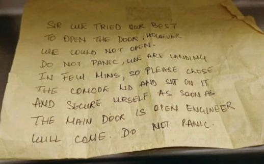 스파이스젯 항공기 화장실에 갇혀 불안해하는 남성 승객에게 건넨 승무원의 쪽지 [사진=X(옛 트위터) 캡쳐]