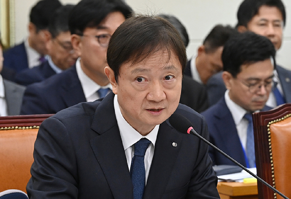 이찬진 금융감독원장이 지난해 10월 27일 서울 여의도 국회에서 열린 정무위원회의 종합감사에서 위원 질의에 답하고 있다. [사진=곽영래 기자]
