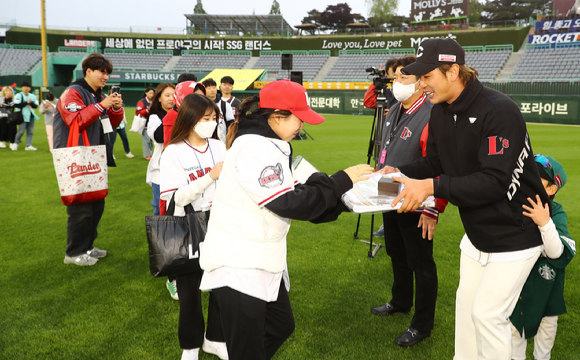 SSG 랜더스 김광현(투수)이 개인 통산 150승 달성 기념 이벤트를 팬들과 함께 진행했다. [사진=SSG 랜더스]