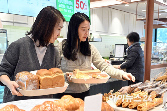 CJ푸드빌이 운영하는 뚜레쥬르가 빵&middot;케이크 등 17종 제품의 공급가를 평균 8.2% 인하한 12일 서울 시내 한 매장에서 고객이 제품을 구매하고 있다. [사진=정소희 기자]