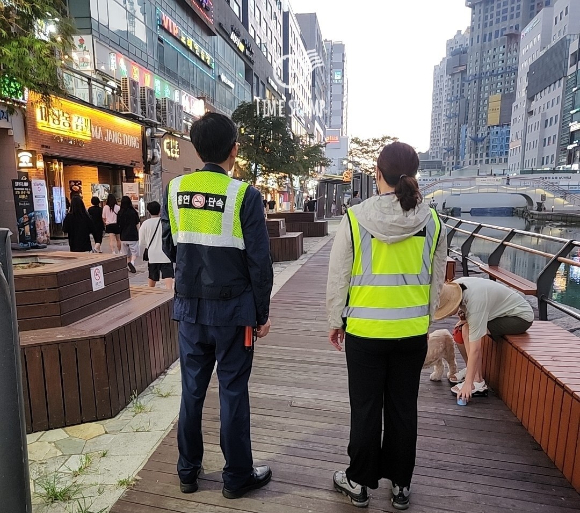 인천광역시와 10개 군·구 담당 직원들이 공중이용시설 금연 구역 합동 점검을 벌이고 있다. [사진=인천시]