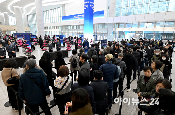 18일 오전 수원시 영통구 수원컨벤션센터에서 열린 제57기 삼성전자 정기주주총회에서 주주들이 입장하기 위해 길게 줄 서 있다. [사진=곽영래 기자]