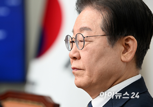 이재명 더불어민주당 대표가 10일 오전 서울 여의도 국회에서 열린 최고위원회의에서 발언을 경청하고 있다. [사진=곽영래 기자]