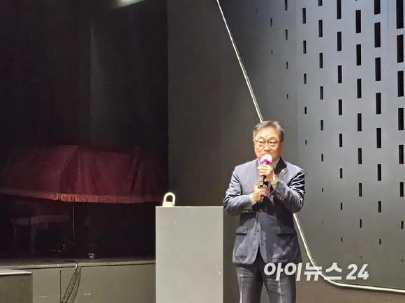 유재열 한화큐셀 한국사업부장이 지난 15일 서울 종로구 한화빌딩에서 열린 '솔루션 데이'에서 발표하고 있다. [사진=설재윤 기자]