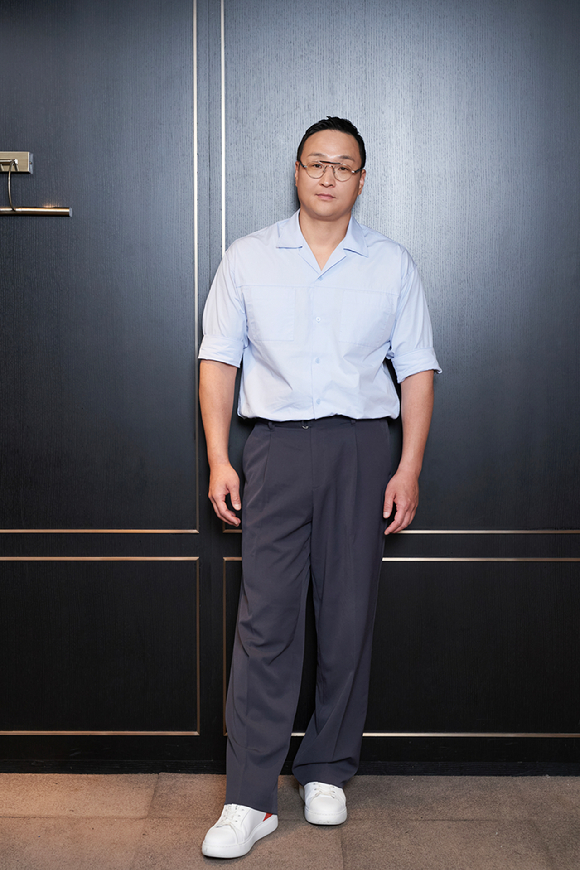 배우 구성환이 영화 '다우렌의 결혼' 인터뷰에 앞서 포즈를 취하고 있다. [사진=㈜트리플픽쳐스]