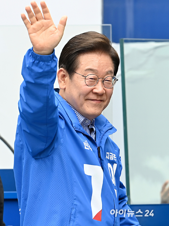 이재명 더불어민주당 대선 후보가 2일 오후 경기도 성남시 야탑역 광장에서 열린 선거유세에서 지지를 호소하고 있다. [사진=곽영래 기자]