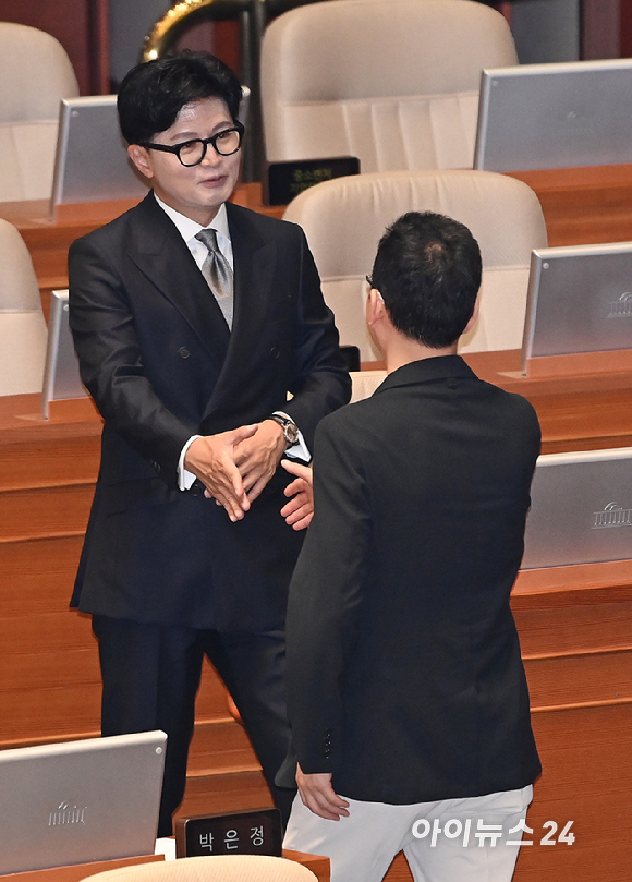 한동훈 무소속 의원이 11일 서울 여의도 국회에서 본회의가 끝난 뒤 국민의힘 박정훈, 정성국 의원과 인사를 나누고 있다. [사진=곽영래 기자]