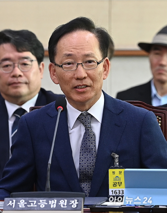 김대웅 서울고등법원장이 20일 서울 여의도 국회 법제사법위원회에서 열린 서울고법&middot;서울중앙지법 등에 대한 국정감사에서 질의에 답변하고 있다.[사진=곽영래 기자]