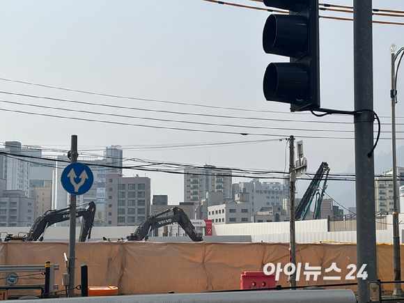 의정부역 센트럴 아이파크 견본주택 내부에 마련된 전용 84㎡ 유니트 내부 안이 둘러보는 방문객들로 가득 차 있는 모습. 2026.04.03. [사진=김민지 기자]