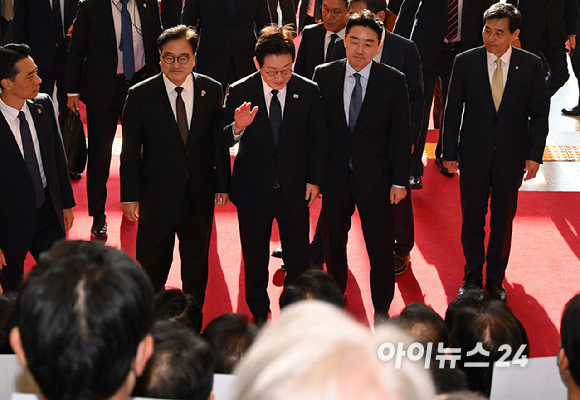 이재명 대통령이 4일 2026년도 정부 예산안에 대한 시정연설을 하기 위해 서울 여의도 국회를 방문해 국민의힘 의원들의 피켓시위를 받으며 환담장으로 향하고 있다. [사진=국회사진기자단]