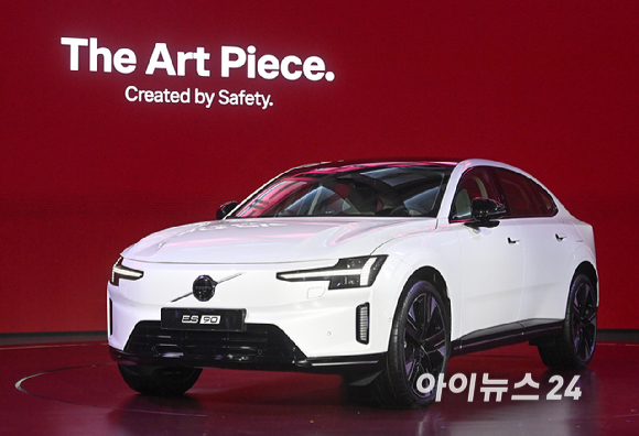 22일 서울 용산구 그랜드하얏트호텔에서 열린 볼보의 순수 전기 플래그십 모델 ES90 국내 출시 행사에서 전시되어 있는 차량. [사진=곽영래 기자]