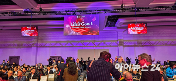 류재철 LG전자 최고경영자(CEO) 사장이 5일(현지시간) 미국 라스베이거스 만달레이베이 호텔 컨벤션센터에서 열린 'LG 월드 프리미어' 무대에서 사람과 소통하는 AI에 대해 설명하고 있다.[사진=박지은 기자]