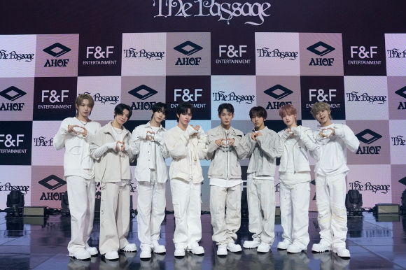 &apos;컴백&apos; 아홉 &quot;소년→어른 성장통, &apos;러프 청춘&apos; 아홉 담았다&quot;