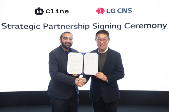 현신균 LG CNS CEO(오른쪽)와 사우드 리즈완 클라인 CEO가 서울 마곡 LG 사이언스파크 본사에서 열린 협약식 체결 후 사진을 촬영하고 있다. [사진=LG CNS]