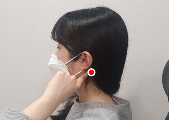 머리 혈액순환을 촉진하는 태양혈 지압. [사진=자생한방병원]