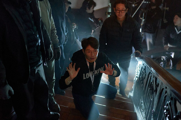 류승완 감독이 영화 '휴민트' 촬영 현장에서 연출 지도를 하고 있다. [사진=NEW]