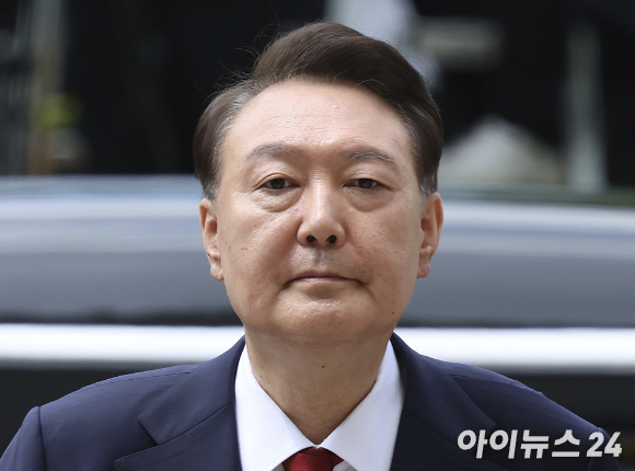 직권남용 및 허위공문서 작성, 특수공무집행방해 혐의로 구속된 윤석열 전 대통령이 지난 7월 9일 영장실질심사를 받기 위해 서울중앙지법으로 출석하고 있다. [사진=정소희 기자]