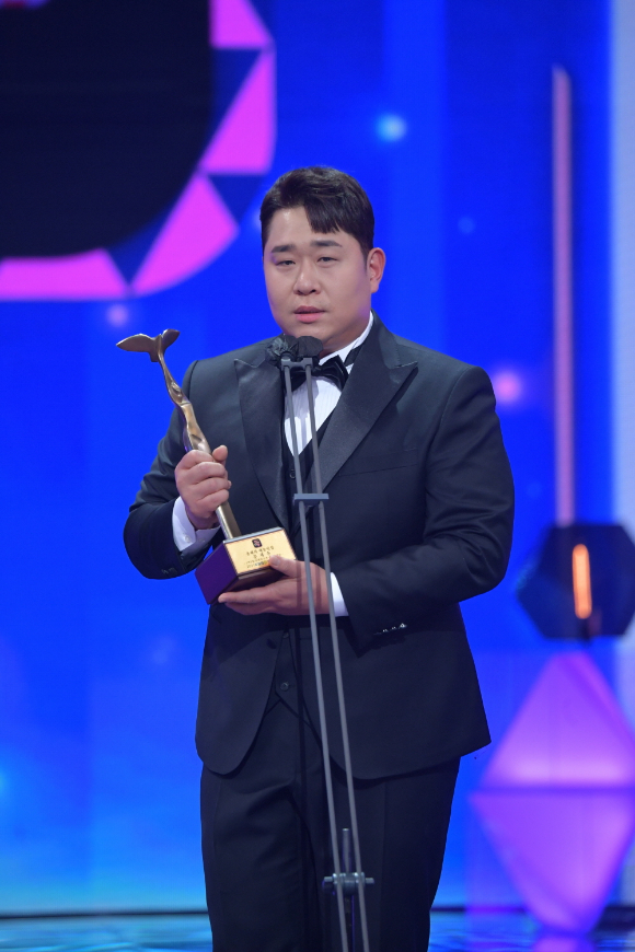 방송인 문세윤이 25일 오후 서울 여의도 KBS에서 열린 '2021 KBS 연예대상'에서 올해의 예능인상을 수상한 후 수상소감을 전하고 있다. [사진=KBS]